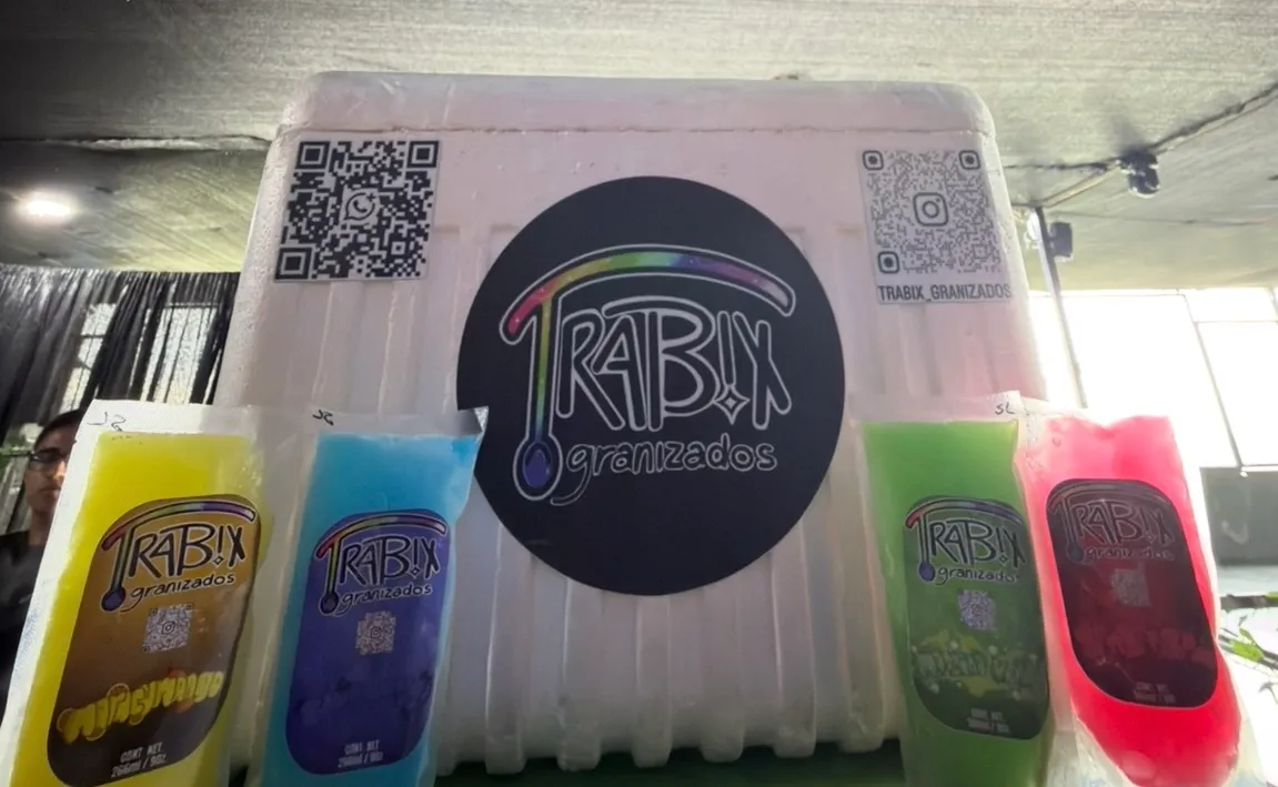 Emprendedor vendiendo granizados Trabix